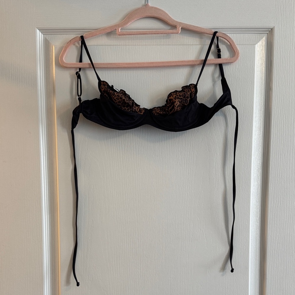 Frankie’s Bikinis X BELLA HADID Austin Underwire Bikini Top in Lucky Leopard